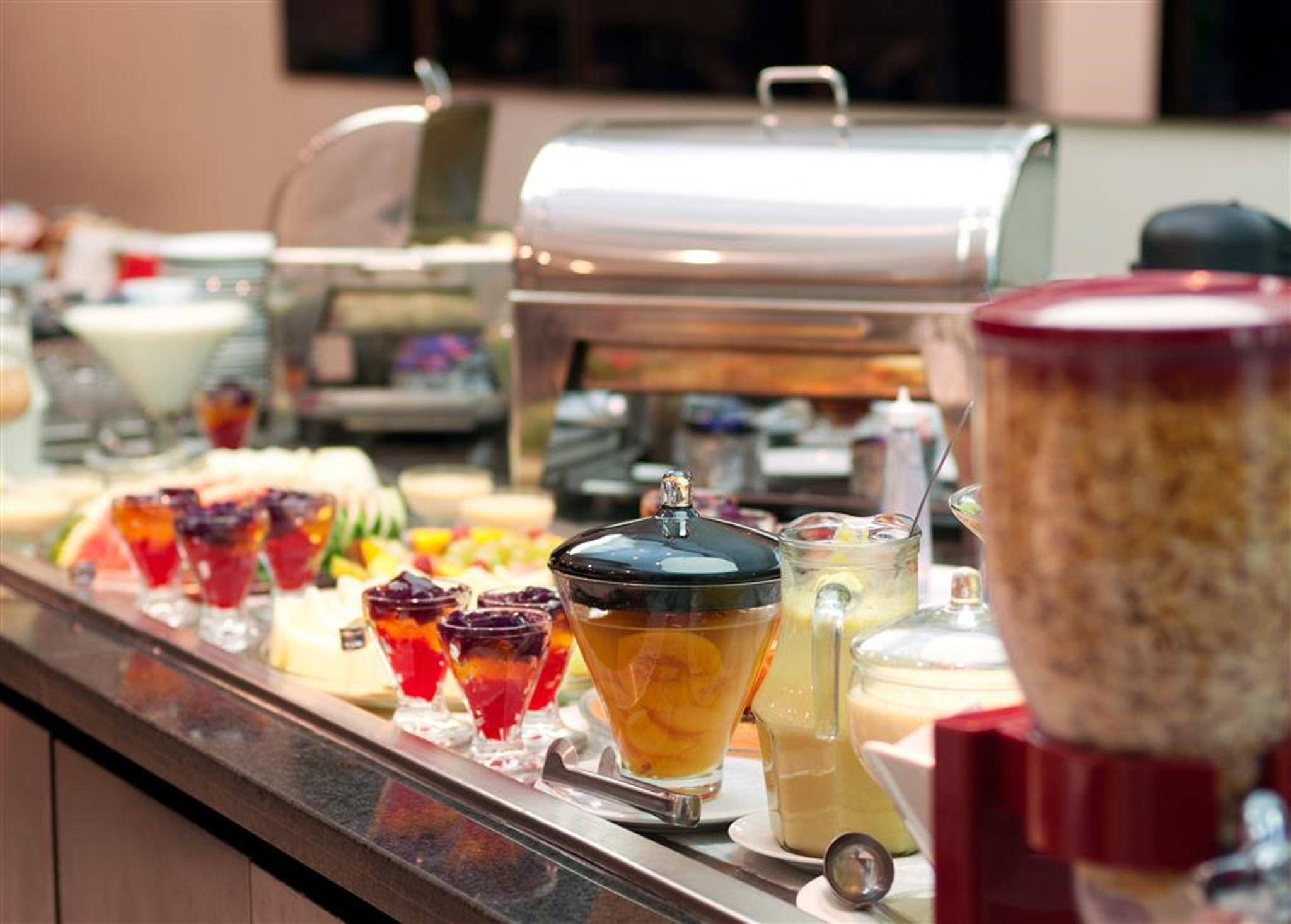 Double Tree By Hilton Sao Paulo Itaim Ξενοδοχείο Εξωτερικό φωτογραφία A buffet at a hotel