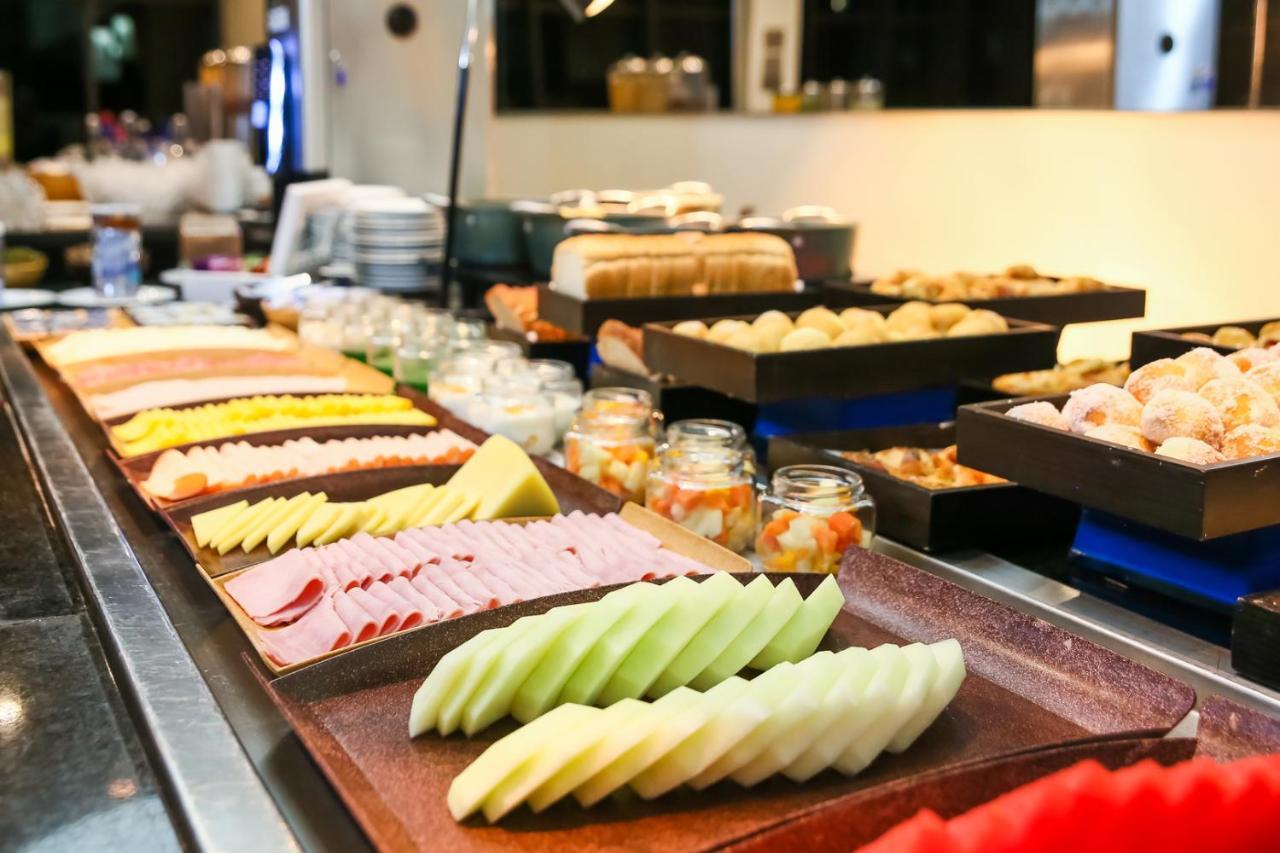 Double Tree By Hilton Sao Paulo Itaim Ξενοδοχείο Εξωτερικό φωτογραφία A selection of fruit at a buffet
